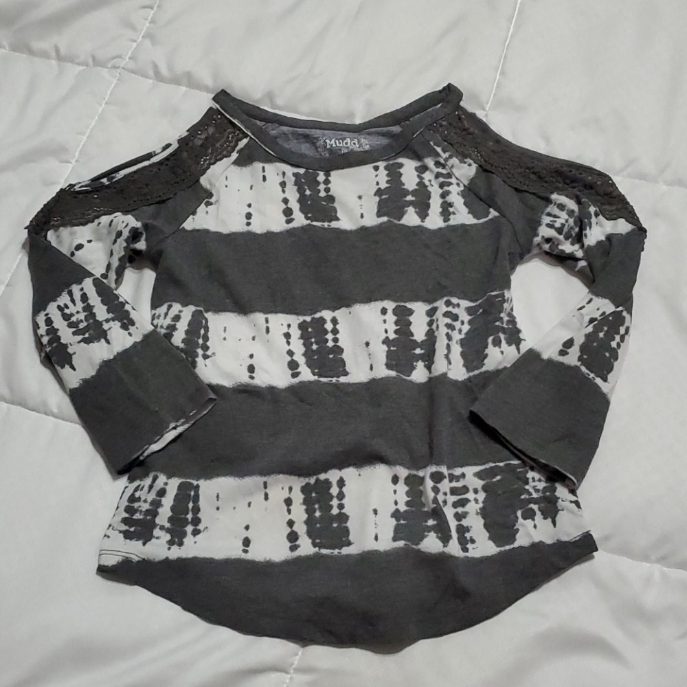 Girls sz 7 shoulder cut out shirt